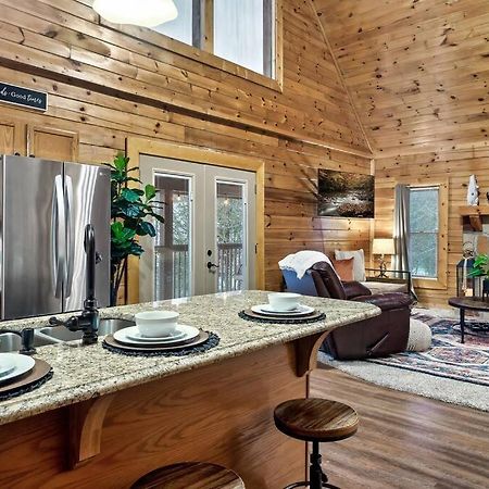 Cabin With New Hot Tub, Near Dollywood .2Bd.2Ba.Sleeps6.Bbq Sevierville Zewnętrze zdjęcie