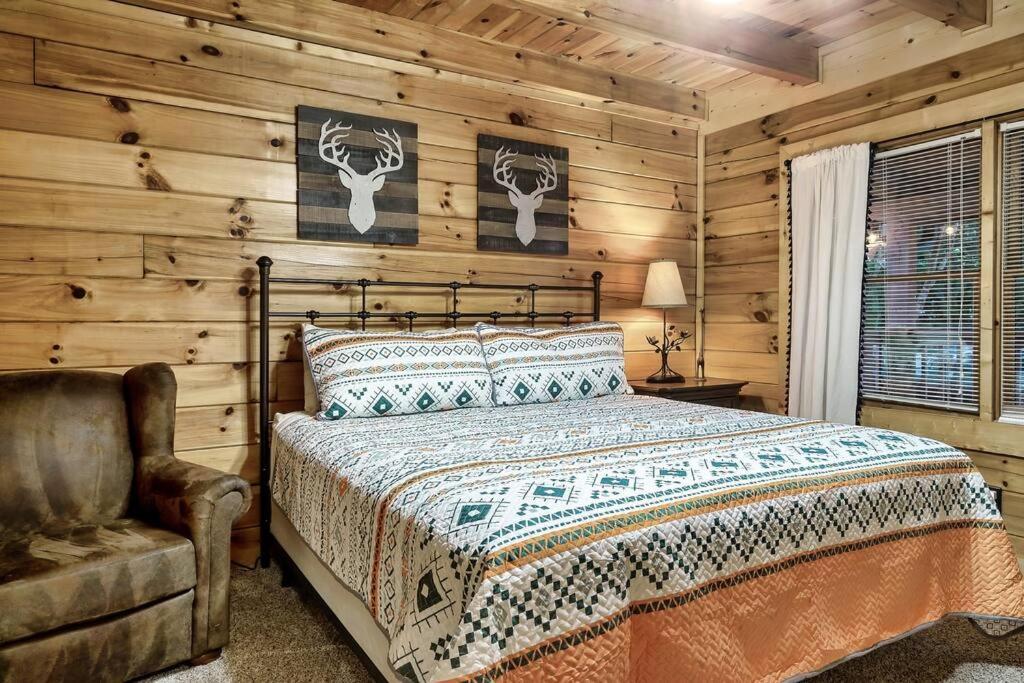 Cabin With New Hot Tub, Near Dollywood .2Bd.2Ba.Sleeps6.Bbq Sevierville Zewnętrze zdjęcie