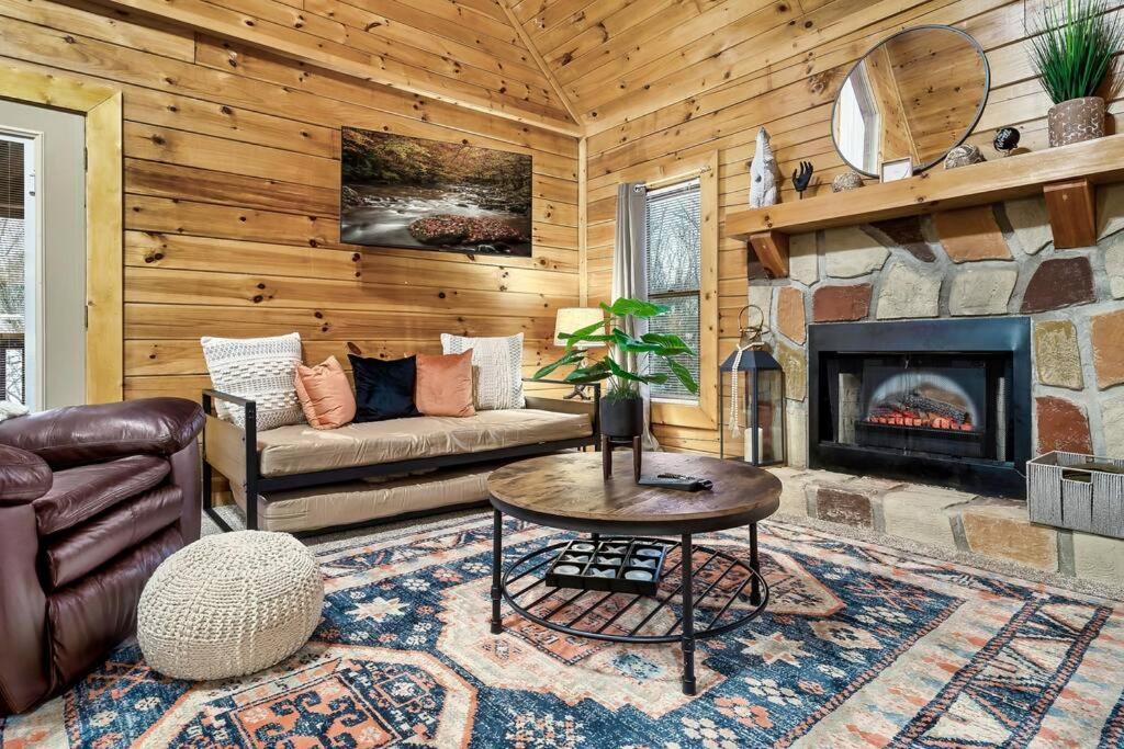 Cabin With New Hot Tub, Near Dollywood .2Bd.2Ba.Sleeps6.Bbq Sevierville Zewnętrze zdjęcie