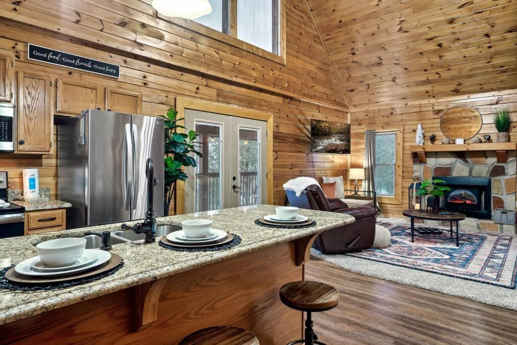 Cabin With New Hot Tub, Near Dollywood .2Bd.2Ba.Sleeps6.Bbq Sevierville Zewnętrze zdjęcie