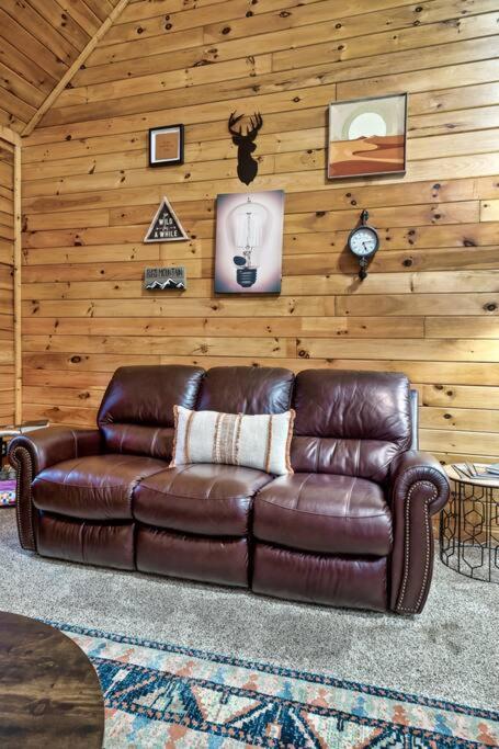 Cabin With New Hot Tub, Near Dollywood .2Bd.2Ba.Sleeps6.Bbq Sevierville Zewnętrze zdjęcie