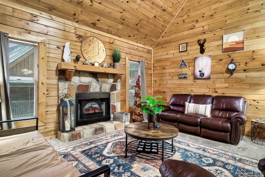 Cabin With New Hot Tub, Near Dollywood .2Bd.2Ba.Sleeps6.Bbq Sevierville Zewnętrze zdjęcie